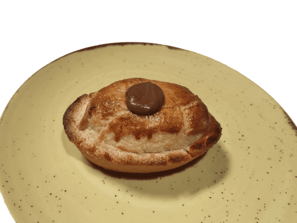 Pasticciotto artigianale con frolla dorata e ripieno morbido al cioccolato fondente